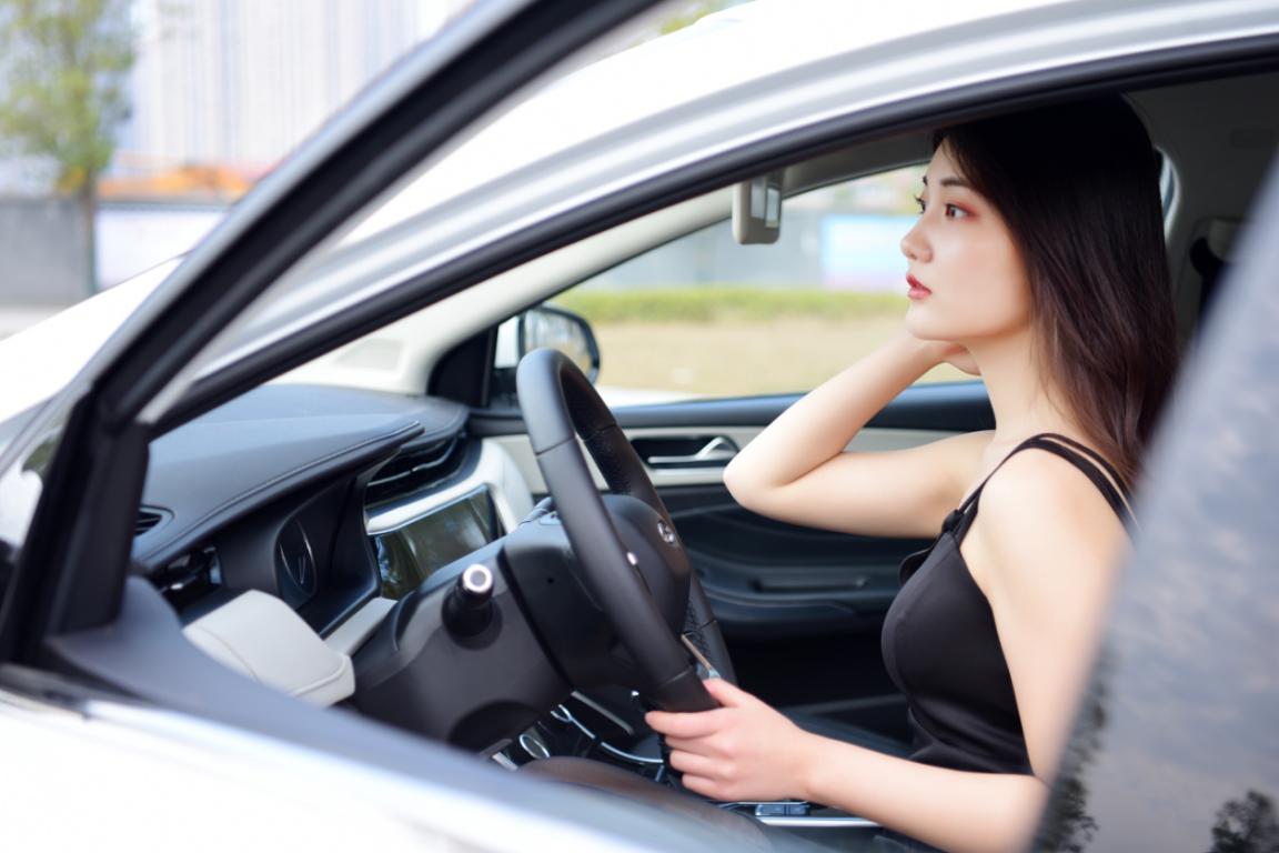 性感女神来袭，看小艾如何低档黑丝长腿的极致诱惑