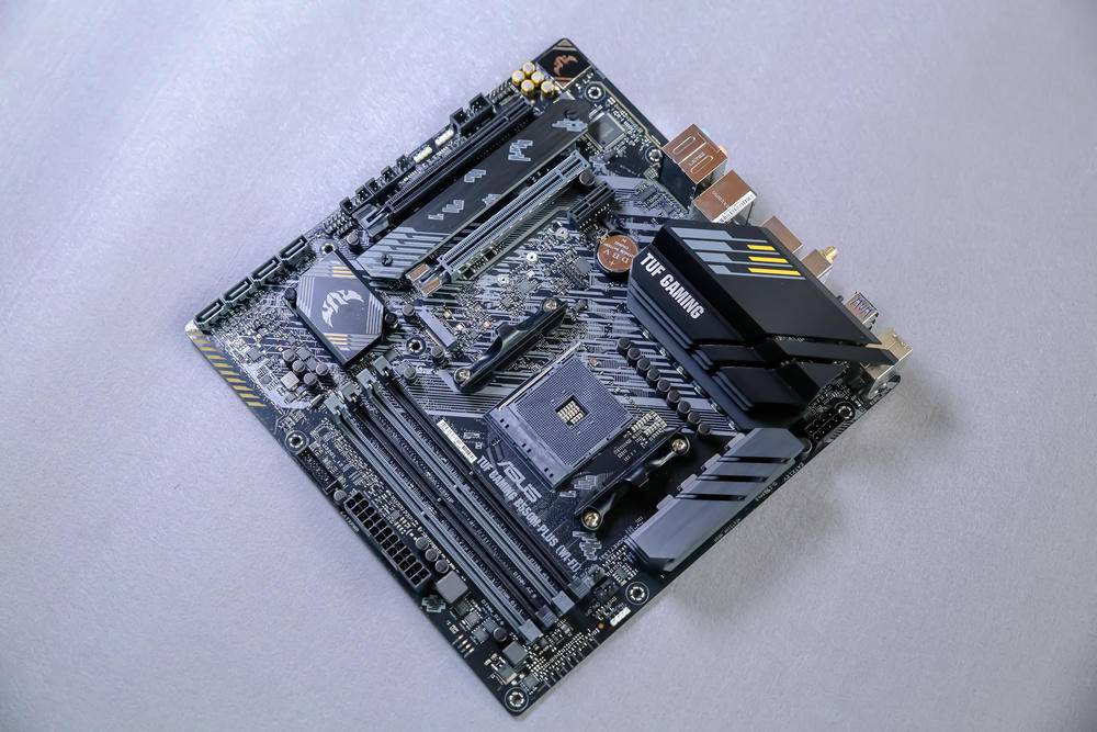 华硕b550重炮手与b550吹雪主板,华硕b550是atx大板吗