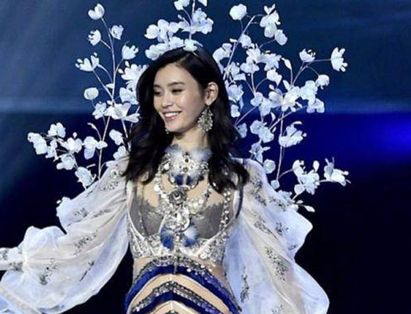 迪丽热巴跳芭蕾舞当场摔倒,迪丽热巴转场摔倒忍痛继续表演