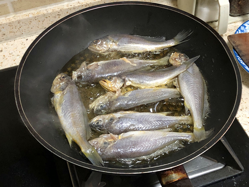 煎鱼如何不溅油的小窍门,煎鱼时掌握这5个技巧热锅凉油