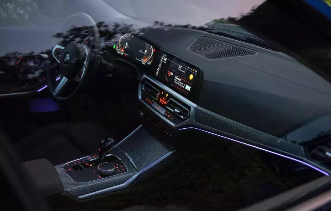 2022款宝马新3系325lim运动套装,宝马新3系320和325哪个更值得买