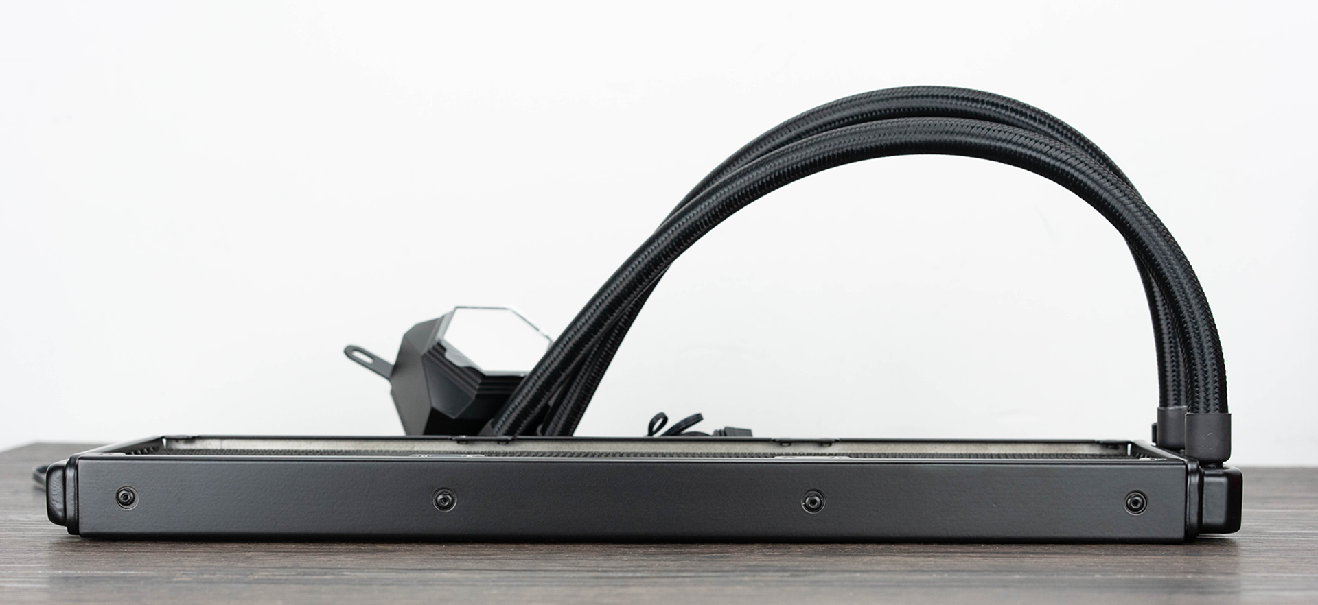 入手十二核旗舰就能爽了？你还缺一个强悍的360水冷