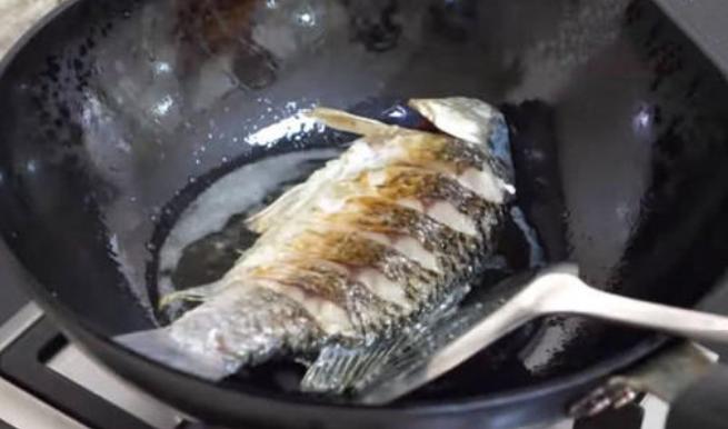 煎鱼总粘锅，别再怨锅了，大厨教你3个技巧，不粘锅不破皮，管用