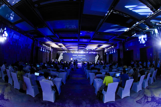 哈啰推出电动车电池共享服务：几分钟就能完成换电，充电只需四步