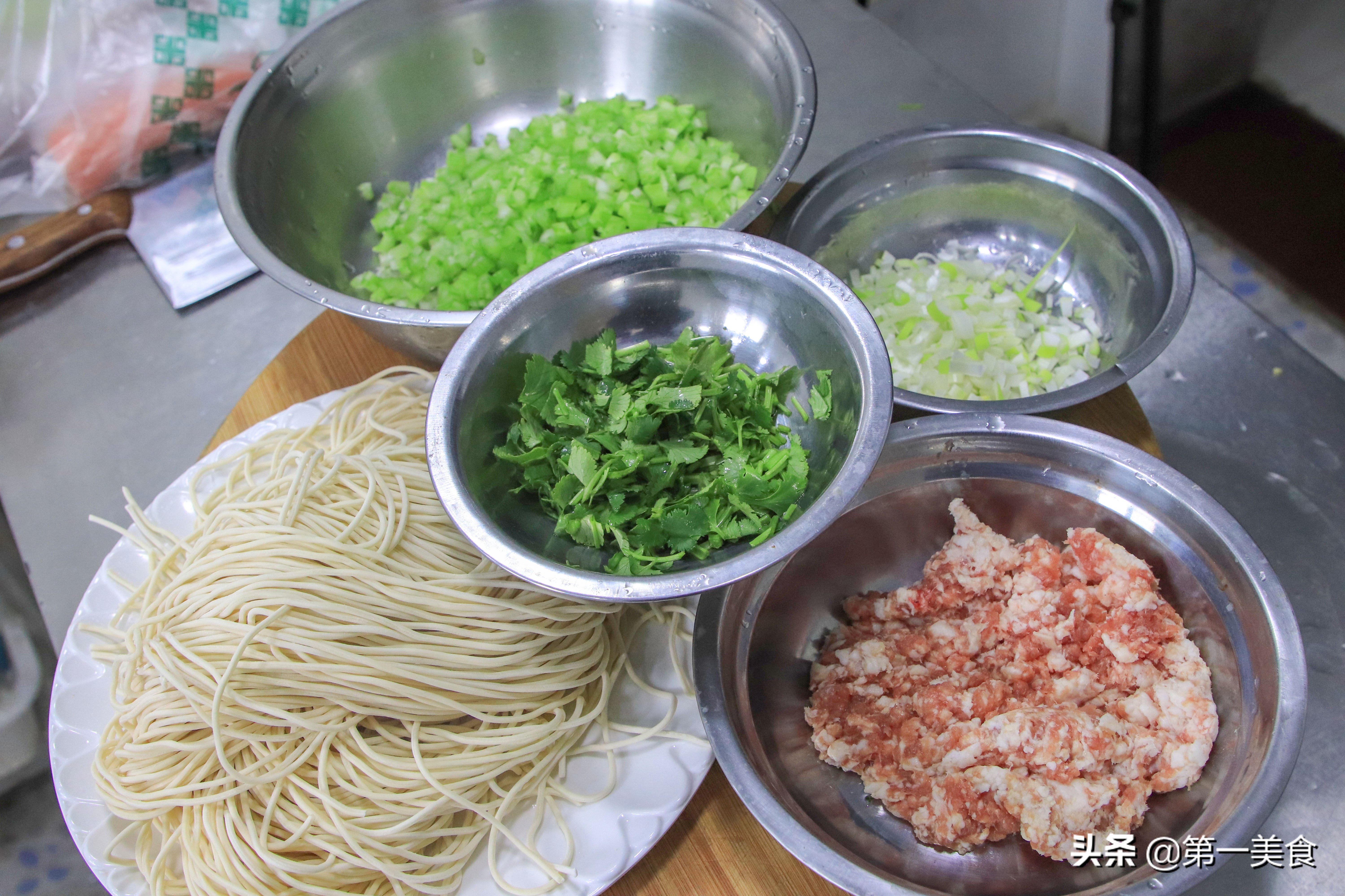 炸酱面正宗做法教程,正宗炸酱面家常做法和配方