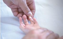 宝宝打嗝按哪个穴位止嗝,新生儿打嗝的推拿穴位