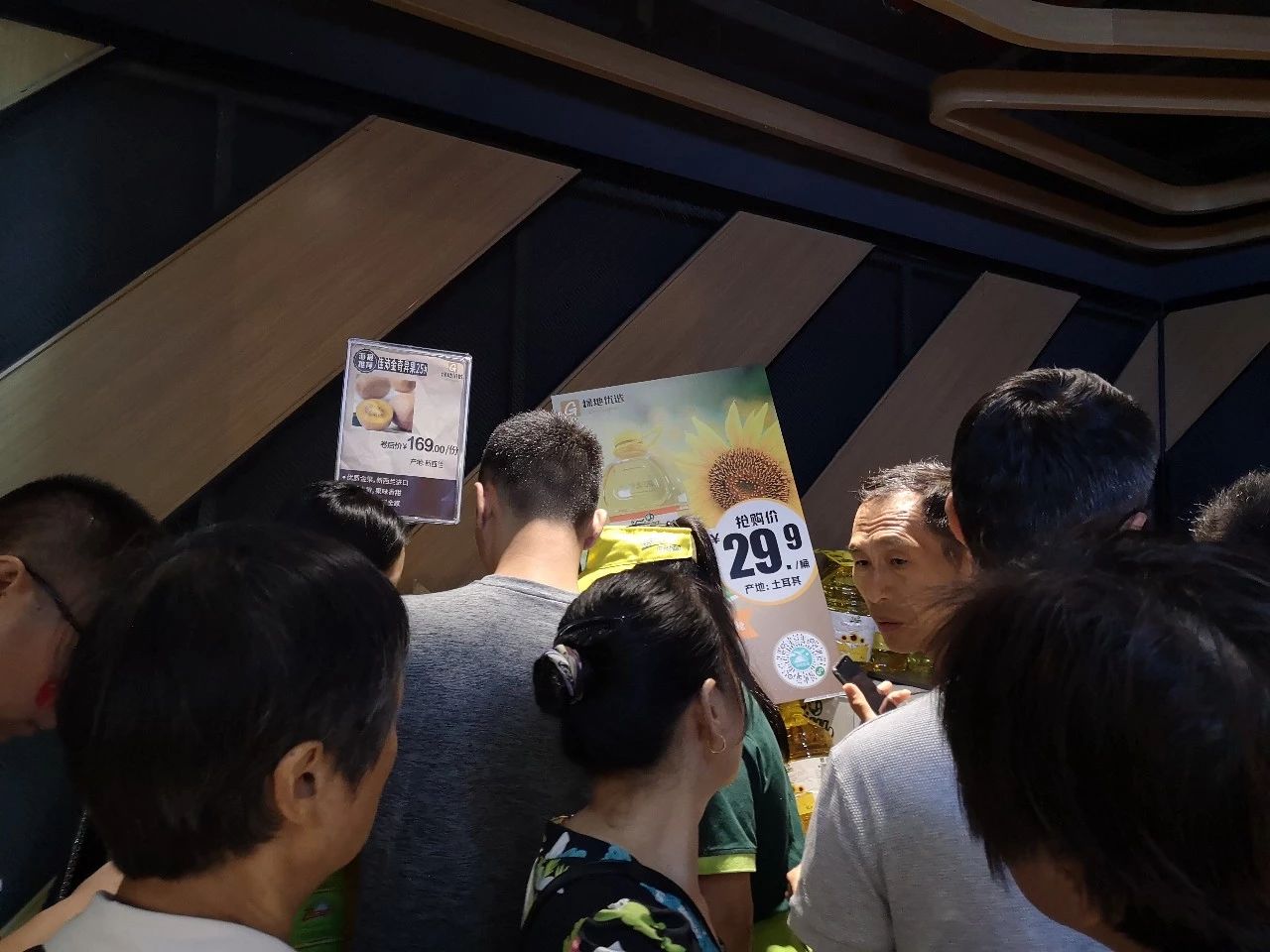 深圳西丽益田假日里人流,开业第一天人流量爆棚