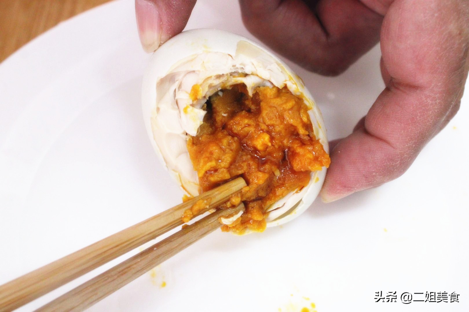 咸鸭蛋怎么腌才能个个流油,咸鸭蛋怎样腌不咸且流油