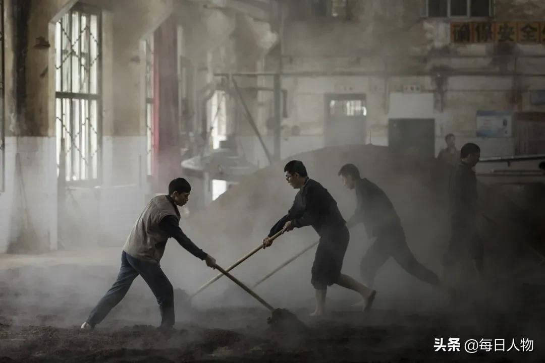 挣得比大厂多，把人生泡在酒里，那些不想离开茅台镇的年轻人
