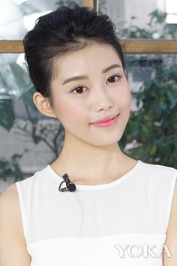 林允最漂亮的唇膏,林允快速化妆变身