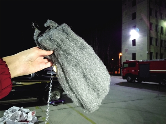 绚烂火星将汽车表面烧得满是“伤痕”,包头消防员亲测,告诉你仙女棒有多燃