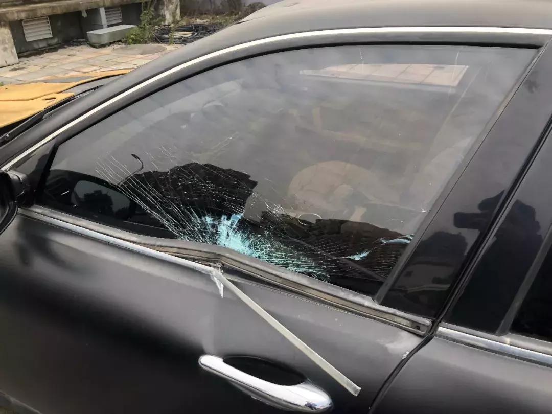 男子把玛莎拉蒂停在空地一年,玛莎拉蒂停路边被拆成空壳