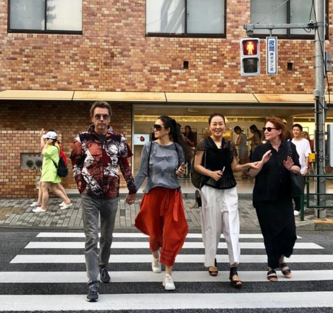 53岁巩俐牵手男友高调秀恩爱,巩俐跟丈夫牵手走红毯好甜蜜