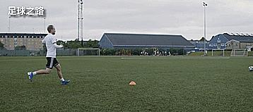 虚晃过人教学跑位,足球双人过人招式教学