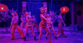 蔡依林的18年老粉儿,蔡依林一身红蓝