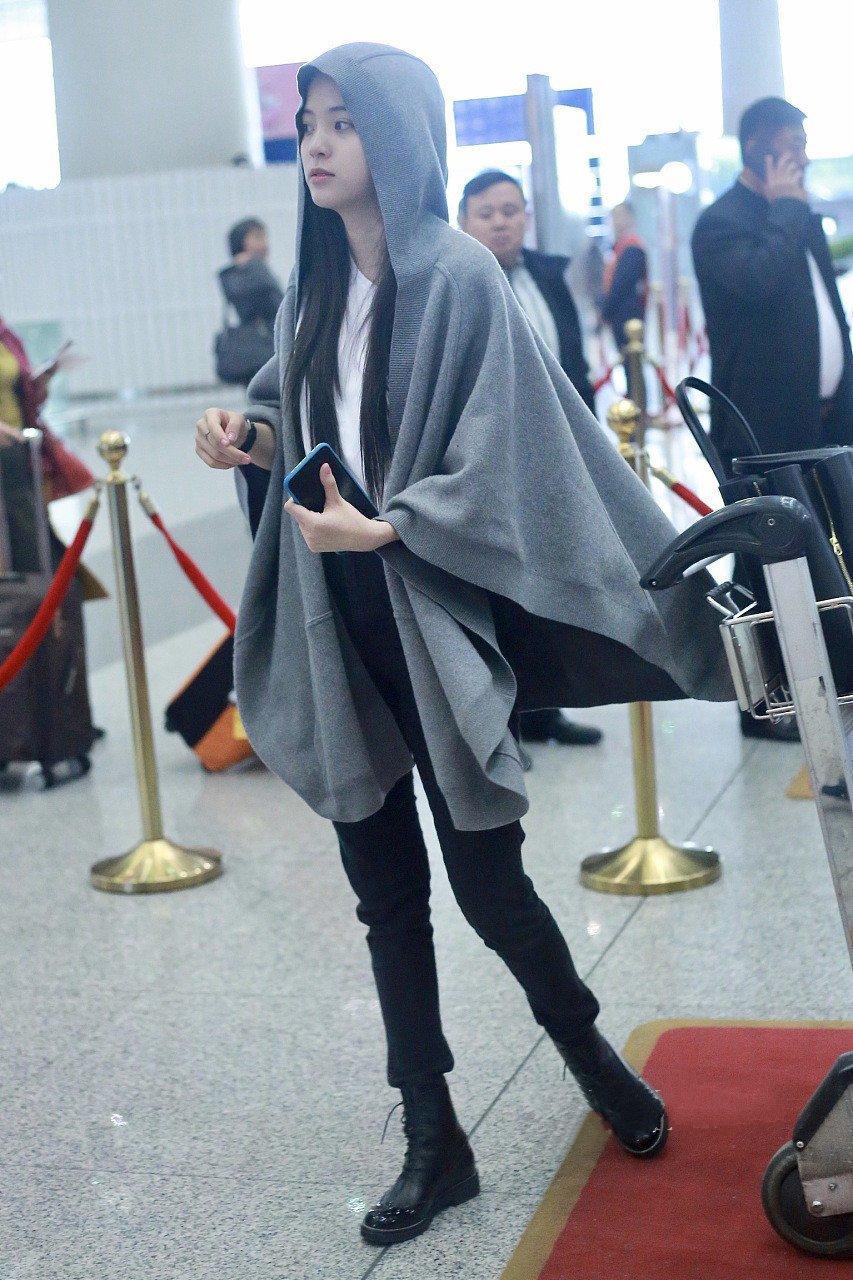 小众斗篷搭配,冬季复古斗篷适合搭配什么下装