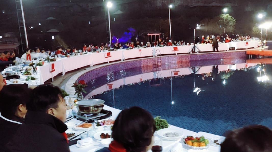 大盘山办了中国首场温泉上的药膳长桌宴