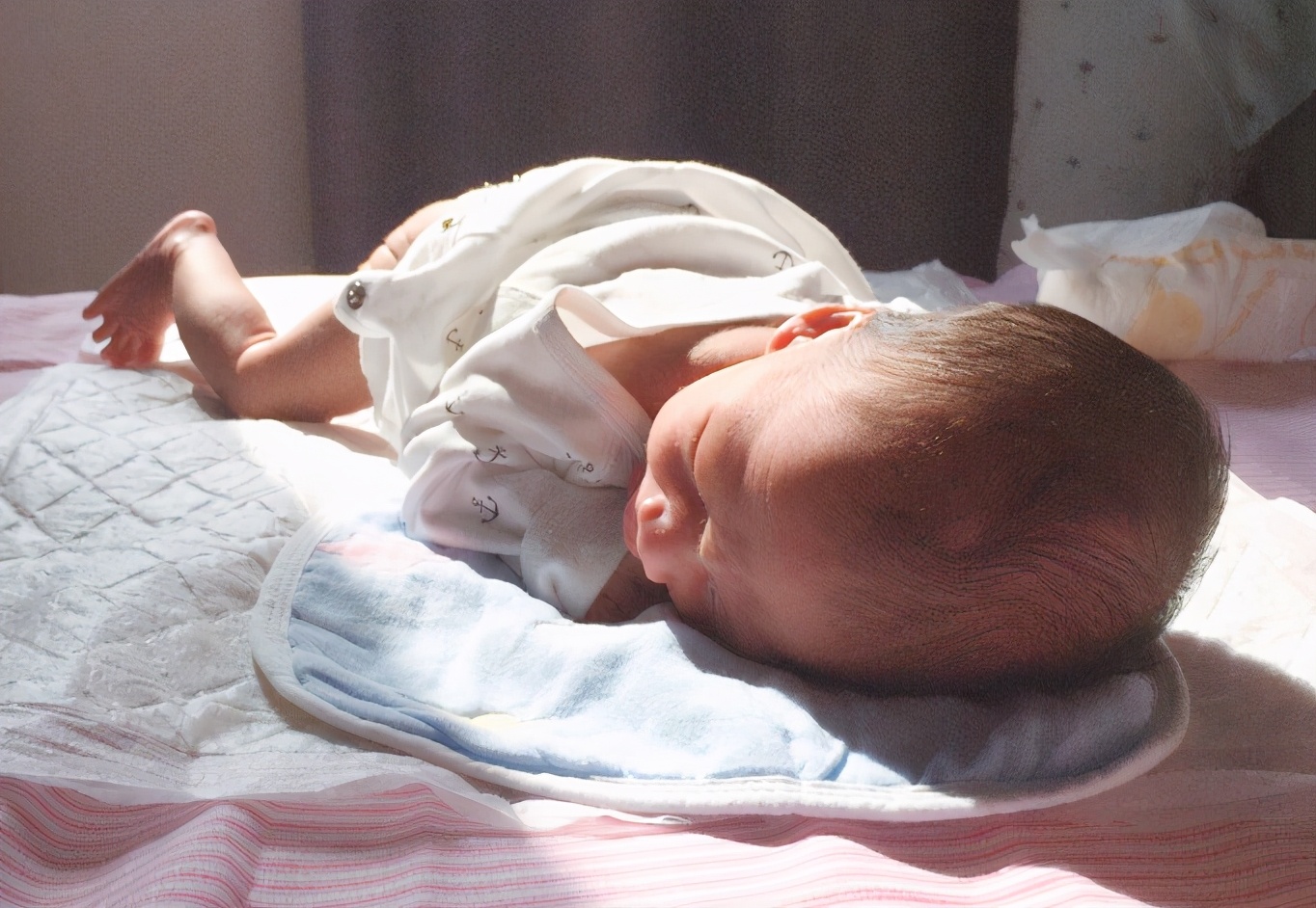 新生宝宝的衣服怎么穿,新生儿宝宝穿衣服教程