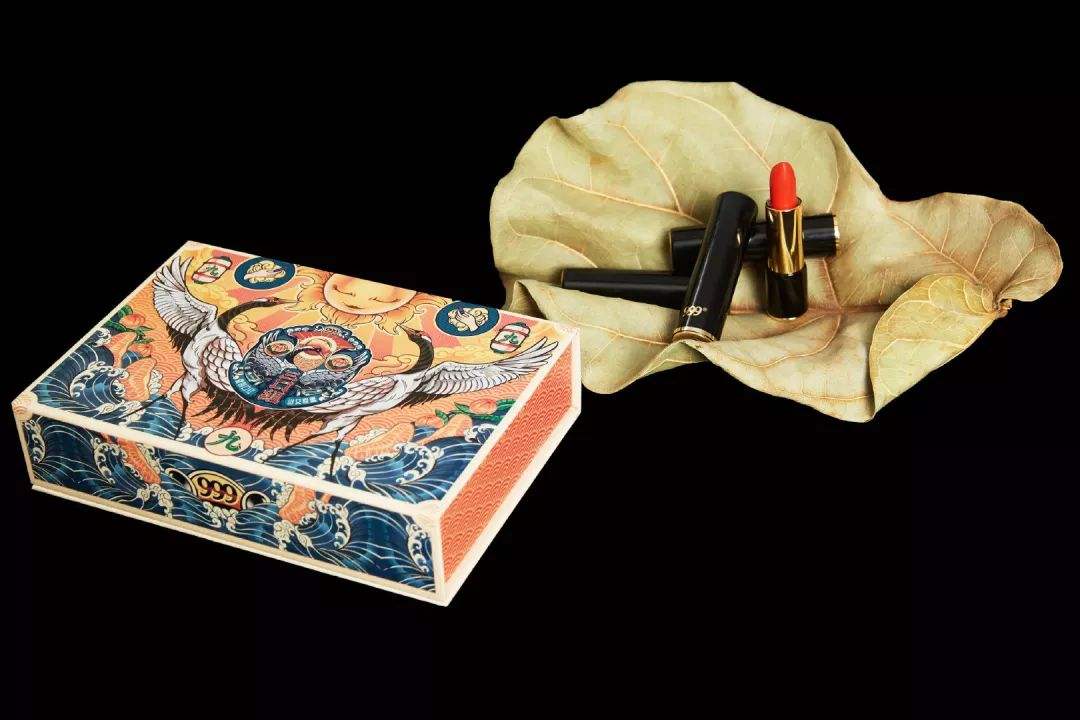 皮炎平999出新品，三色系列口红，治嘴痒？