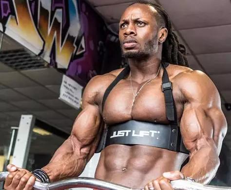 大屌哥的儿子小小年纪就已经练成了肌肉男，真是虎父无犬子