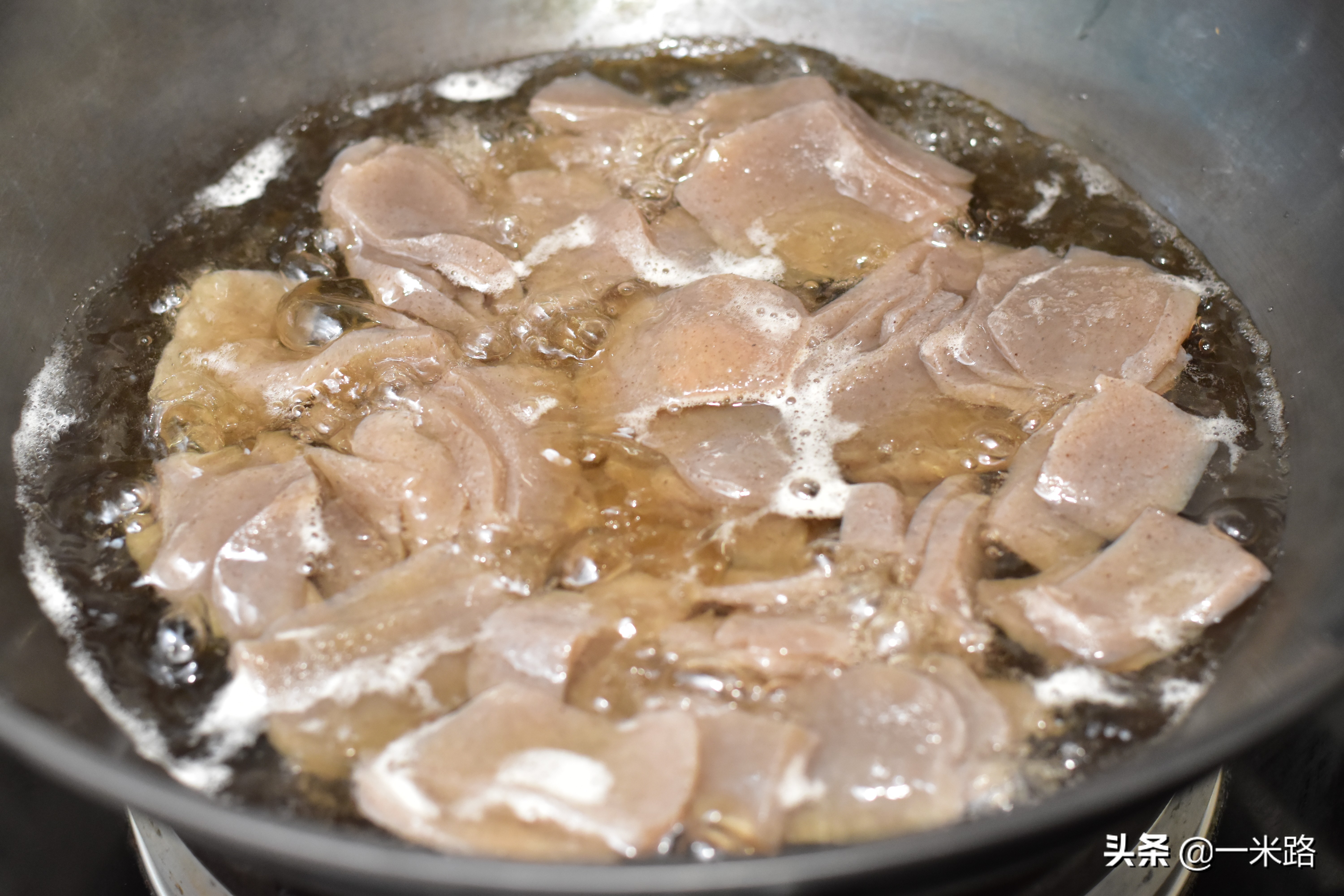 麻辣小龙虾的绝配是魔芋豆腐,又麻又辣多汁,吃起来真带劲