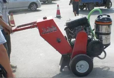 沥青道路裂缝修补每平米造价,公路沥青路面裂缝修补施工多少钱