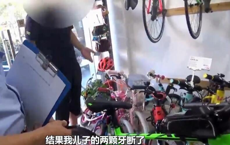 穷疯了？25岁儿子骑车摔掉2颗牙，父亲堵门向老板索赔10万