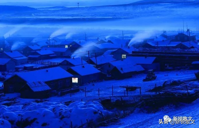 为了回家过年，自行车走几十里雪路，摔得浑身泥水，母亲一把抱住