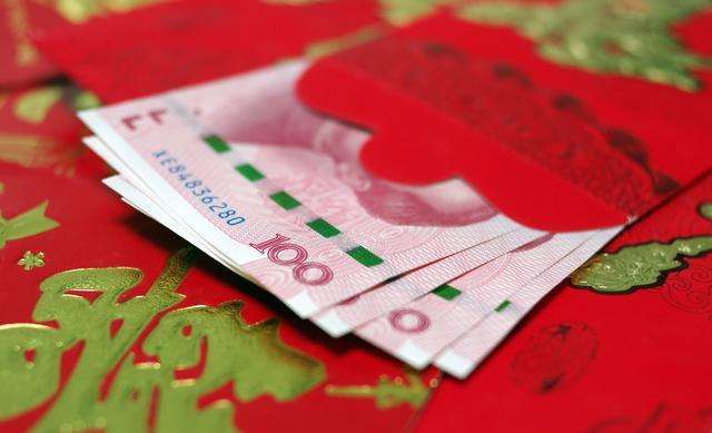 儿媳，你过生日我送件新衣服给你咋了妈，我不要，扔了吧