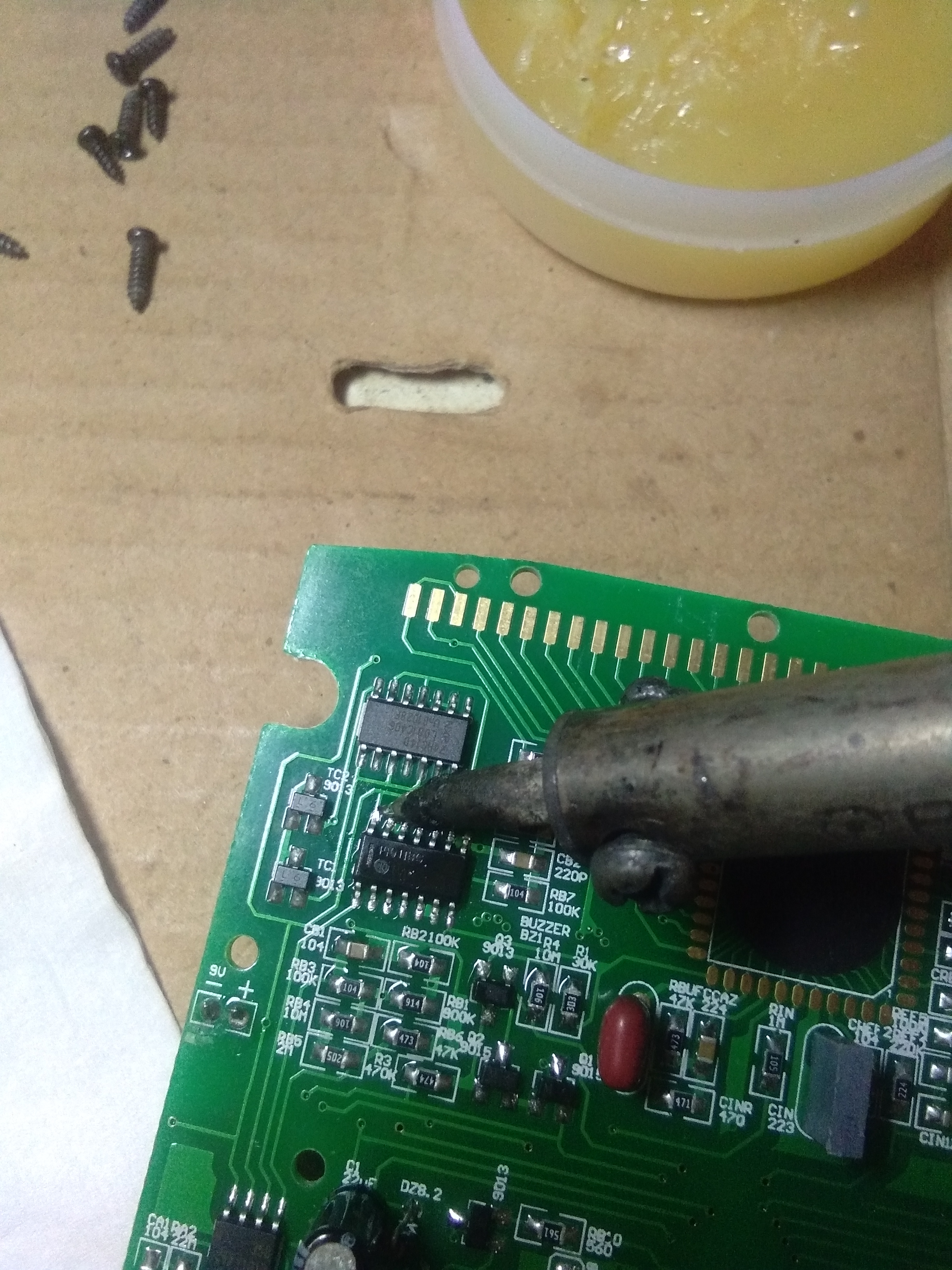 用万用表蜂鸣档测电容一直响,万用表蜂鸣器常响指示灯常亮