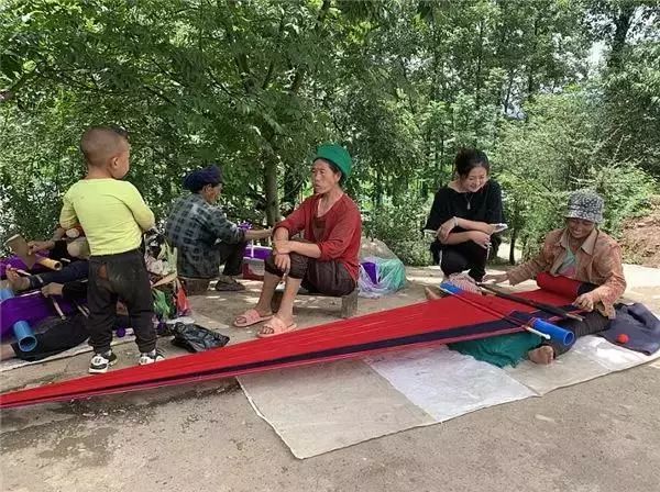 彝族民族服饰视频,彝族服饰惊艳