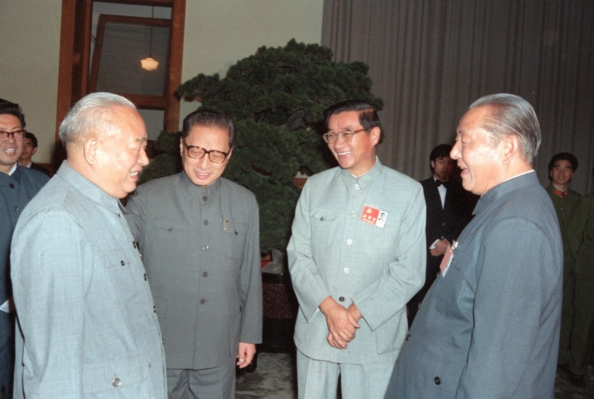 开国军人拜访老战友,司令员看望老兵敬礼视频