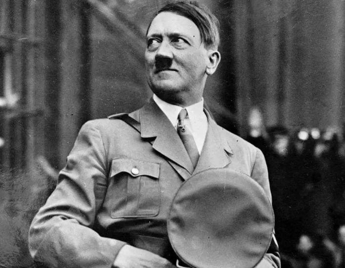 日本人的“板刷胡”到底从哪学来的？看看希特勒的照片就知道了