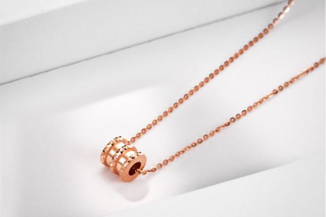 金饰小配饰巧搭配,个性金饰时尚搭配