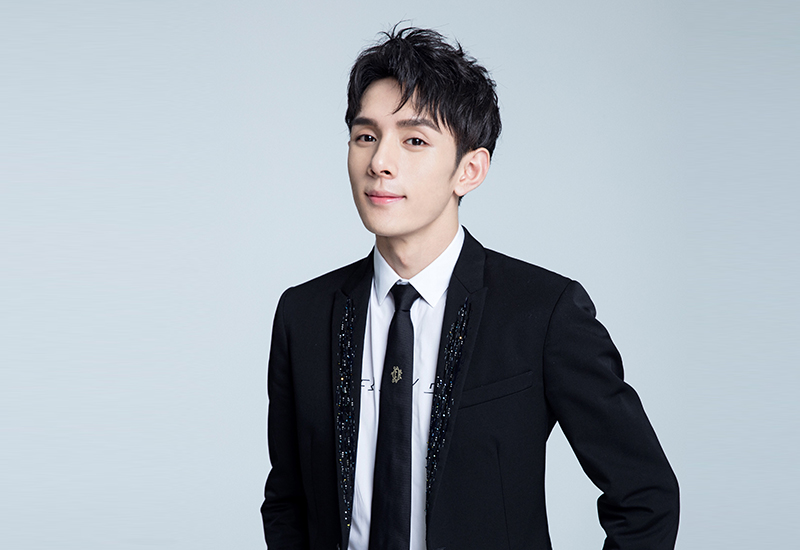 从月薪3千到年入2亿，成为胡歌邻居，他的“偶买噶”有什么魔力？