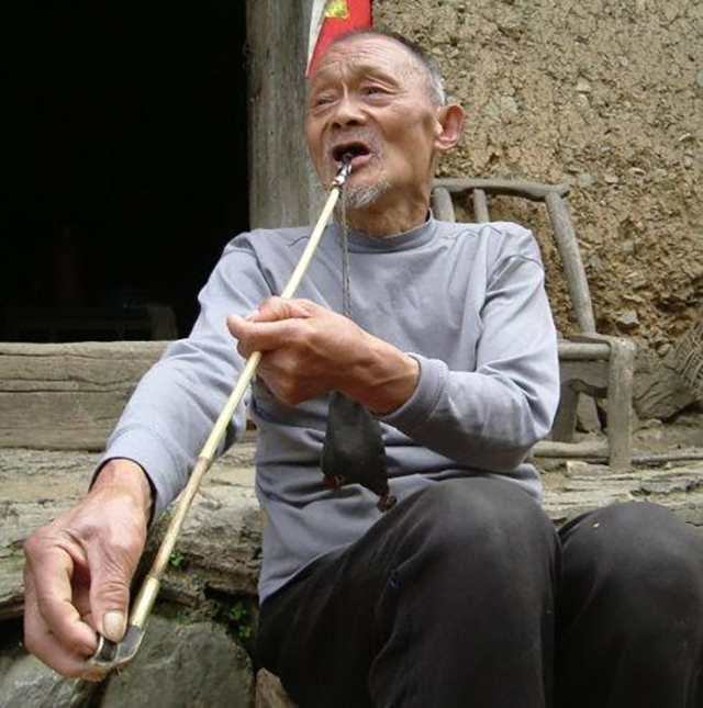 农民捡一破盆当烟灰缸用了3年,村民捡了价值三个亿的古董