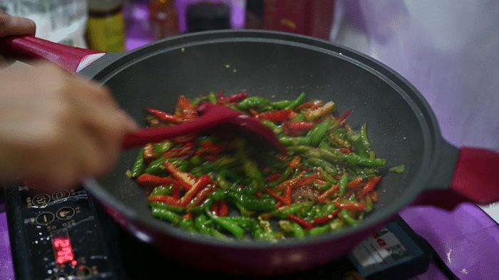 一擦就干净的平底锅，功能还真不少，帝伯朗菲尼雅浮雕钛钻不粘锅