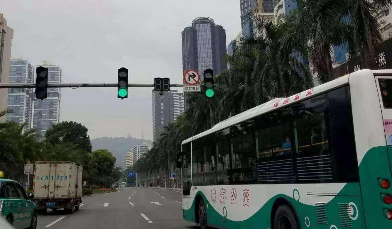 当红灯时可以右转会不会被扣分,红灯右转却被扣6分