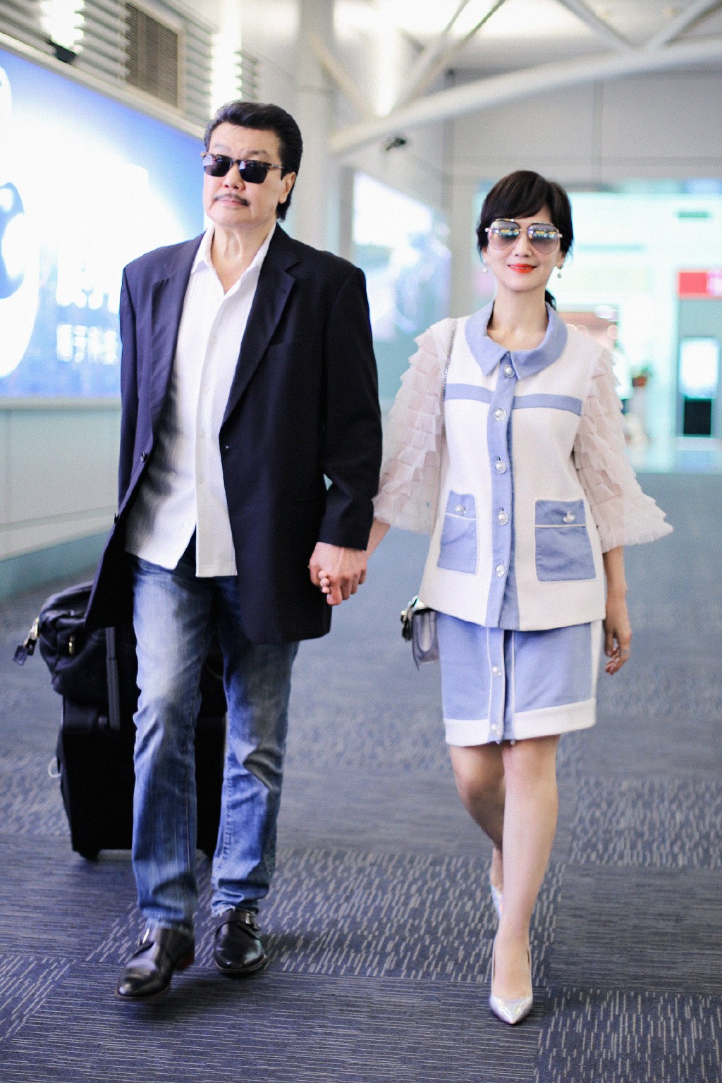 赵雅芝夫妇牵手照,赵雅芝最近时尚穿搭