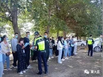 交管站开展一盔一带安全宣传行动,一盔一带交通安全宣传简报