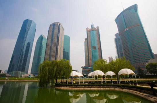 从理发两块砍价成一块，高息借贷1000万元炒房，现如今身价300亿