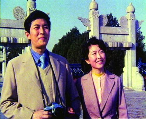 唐国强的两段婚姻：原配35岁除夕夜自杀，娶小12岁壮丽，今很幸福