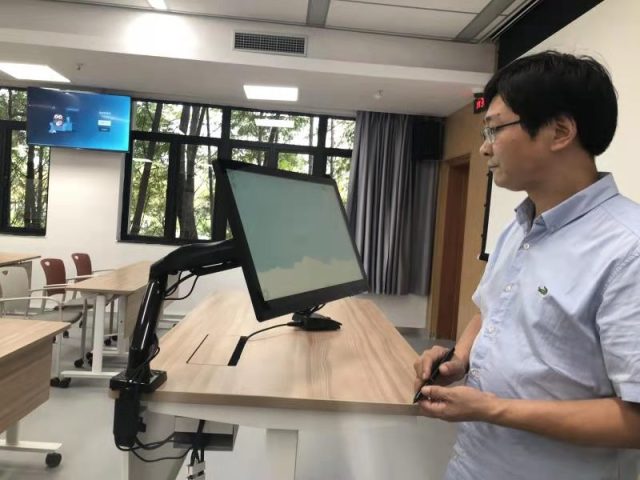 又是别人家的大学！教室里贯穿“智慧”