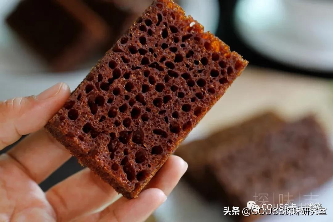 让密集恐惧症集体绕道的蜂巢蛋糕