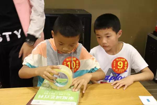 “知行瑞博”和你在一起，体验不一样的夏令营……