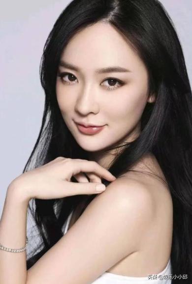 霍思燕因裙子太短夹紧双腿，杨幂“怒怼”，鞠婧祎太聪明了