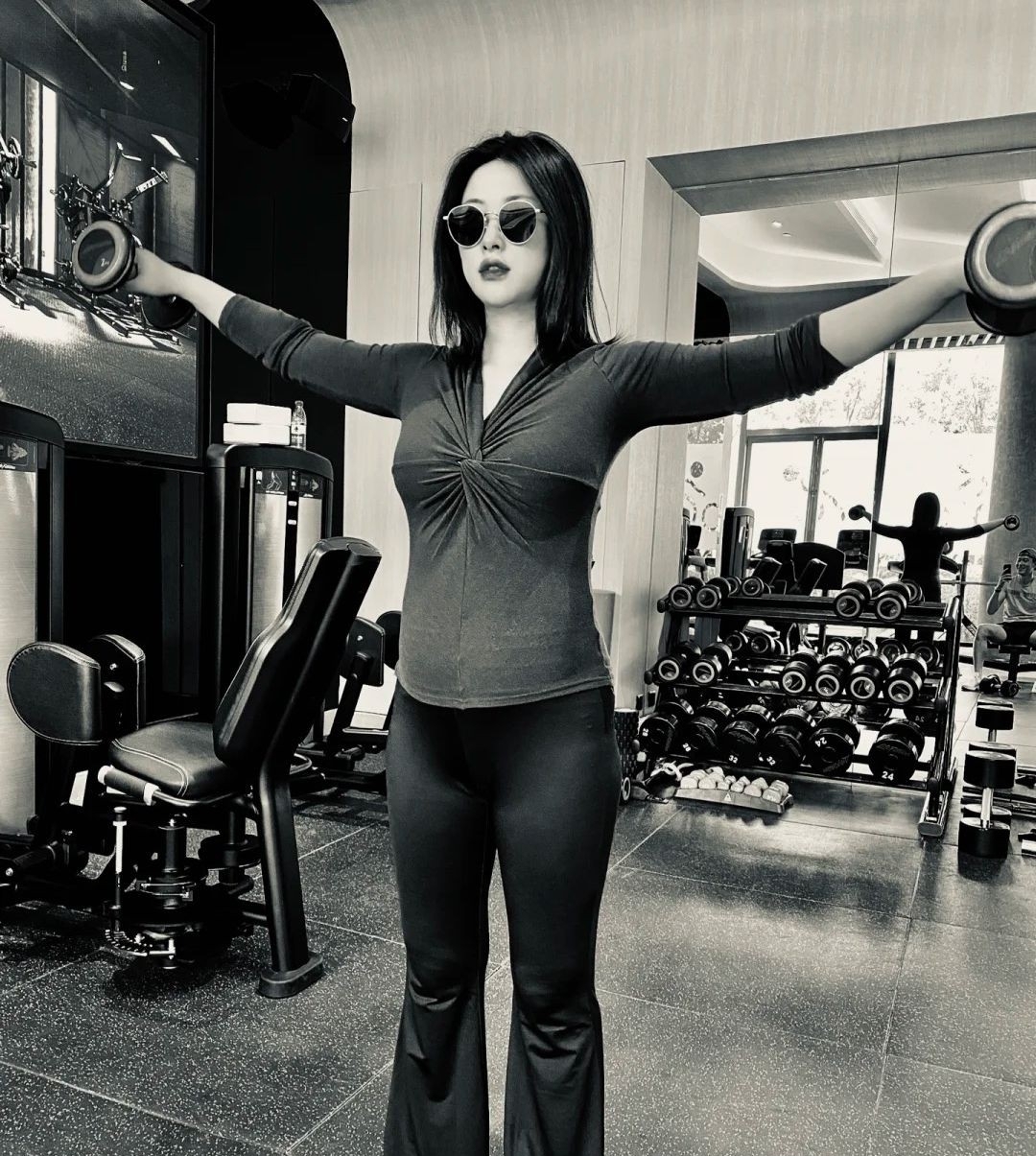 朱珠晒孕期日常照，身材走样明显胳膊粗壮，6个月孕肚任由马亲吻