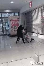 优衣库联名款遭疯抢场面,抢疯了的优衣库联名