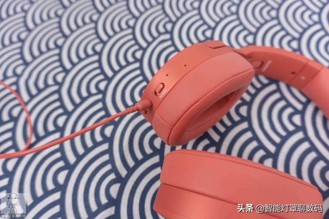 深圳小伙的快乐出租屋（上）：千元1080P投影+头戴蓝牙耳机