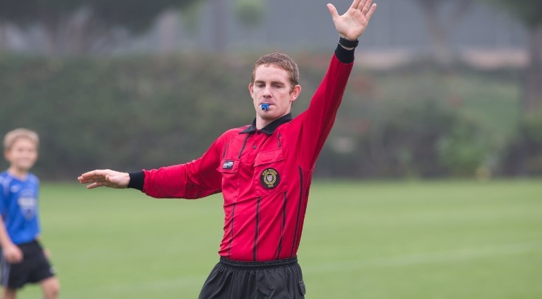 足球裁判最基本的一招,怎么样当足球裁判员